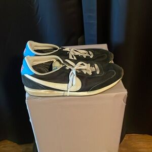 Nike men’s tennis shoes size 12